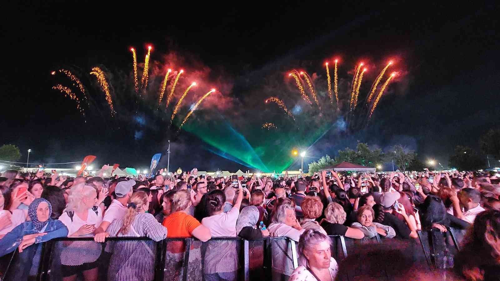 Havai fişek ve lazer ışık gösterisi geceyi gündüze çevirdi Tekirdağ’ın Süleymanpaşa ilçesinde 56’ncı Uluslararası Kiraz Festivalinde gece saatlerinde düzenlenen havai fişek ve lazer ışık gösterisi Çin’in ...