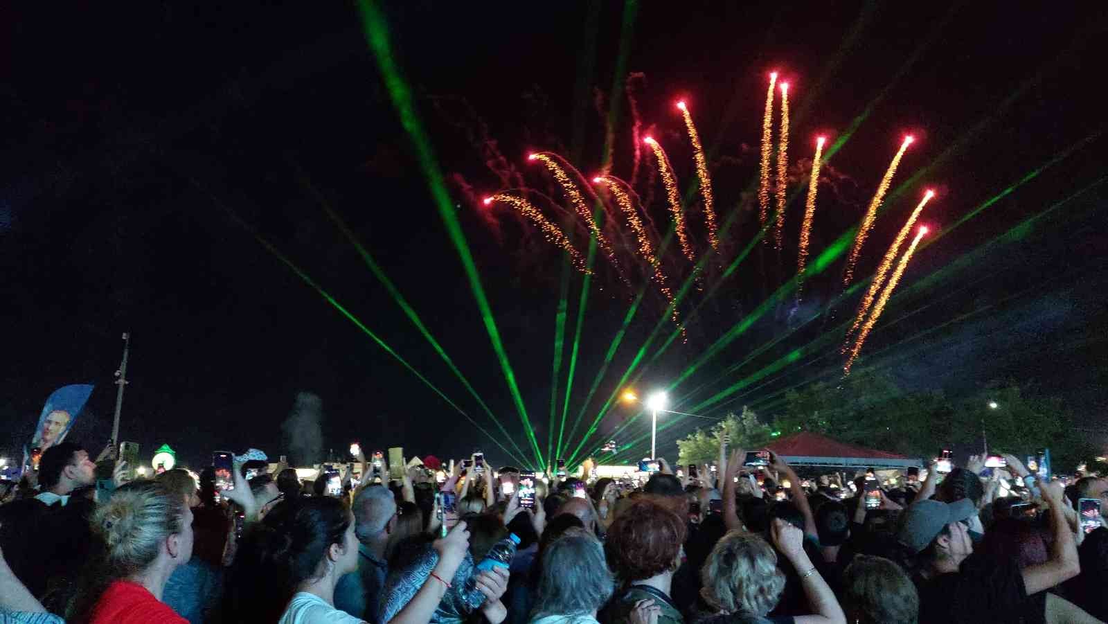 Havai fişek ve lazer ışık gösterisi geceyi gündüze çevirdi Tekirdağ’ın Süleymanpaşa ilçesinde 56’ncı Uluslararası Kiraz Festivalinde gece saatlerinde düzenlenen havai fişek ve lazer ışık gösterisi Çin’in ...