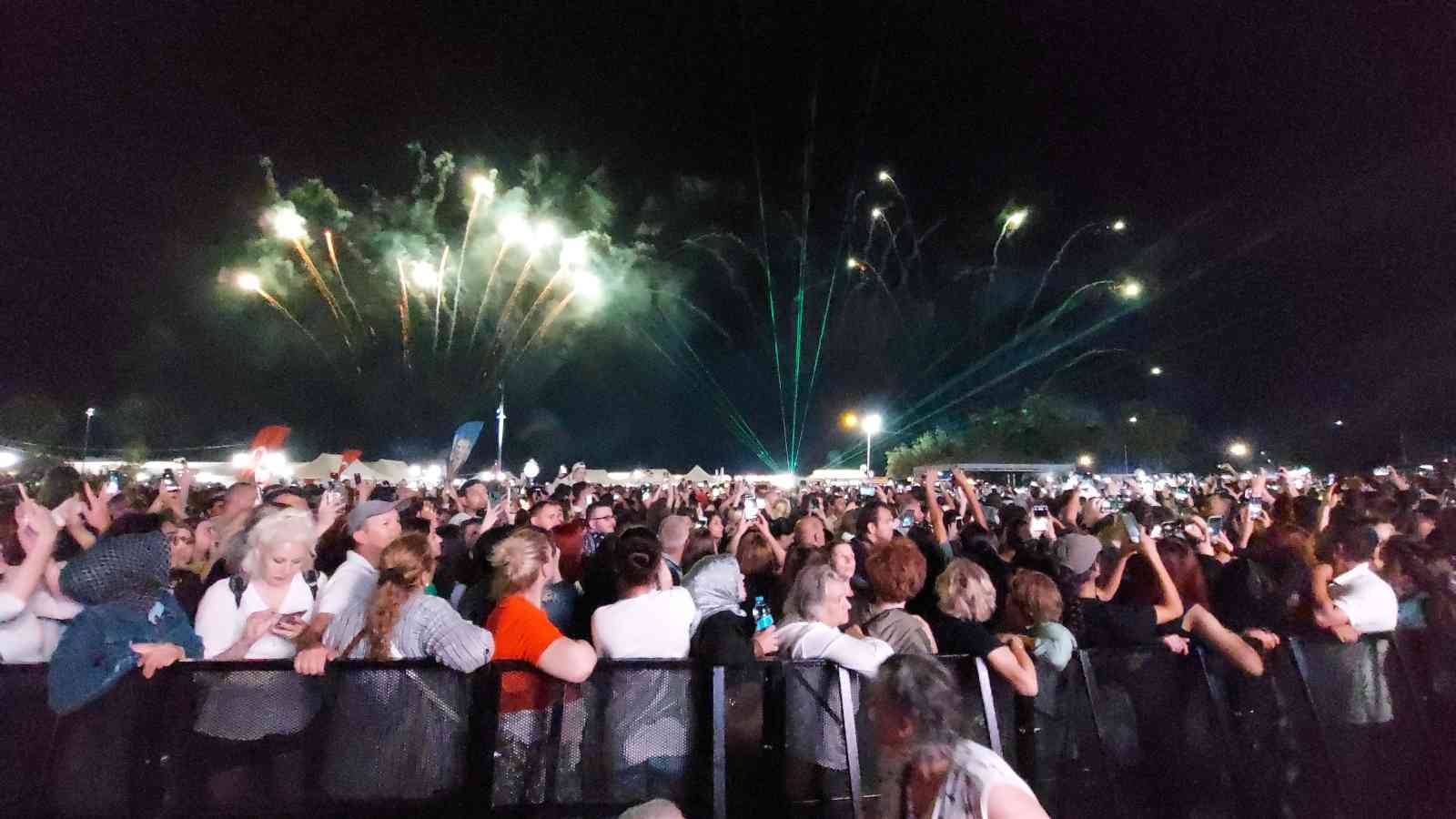 Havai fişek ve lazer ışık gösterisi geceyi gündüze çevirdi Tekirdağ’ın Süleymanpaşa ilçesinde 56’ncı Uluslararası Kiraz Festivalinde gece saatlerinde düzenlenen havai fişek ve lazer ışık gösterisi Çin’in ...