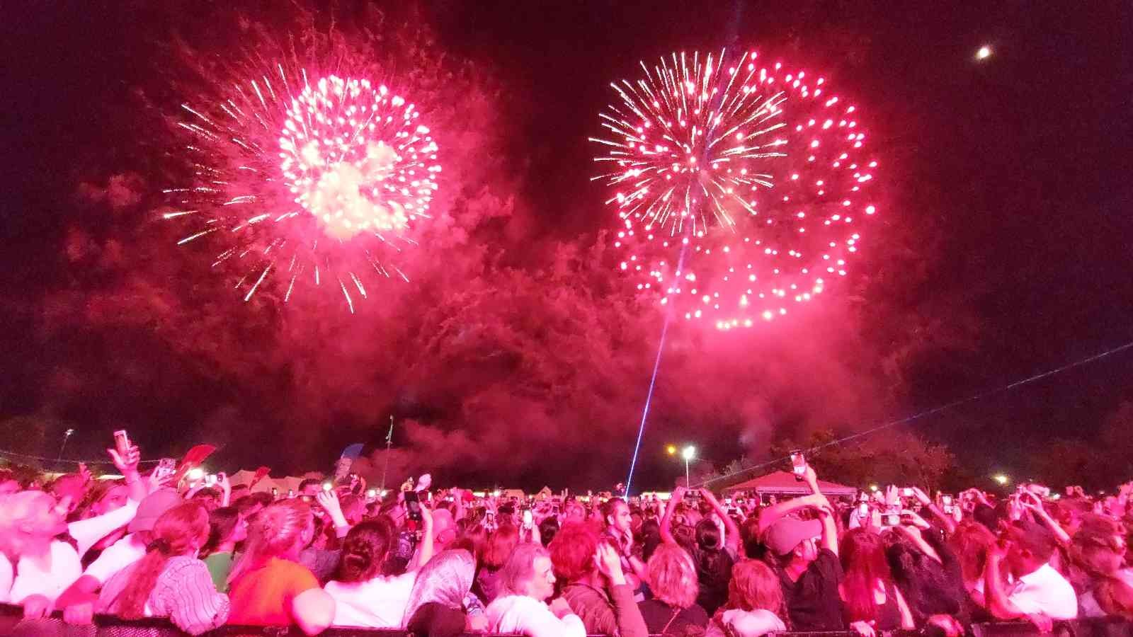 Havai fişek ve lazer ışık gösterisi geceyi gündüze çevirdi Tekirdağ’ın Süleymanpaşa ilçesinde 56’ncı Uluslararası Kiraz Festivalinde gece saatlerinde düzenlenen havai fişek ve lazer ışık gösterisi Çin’in ...