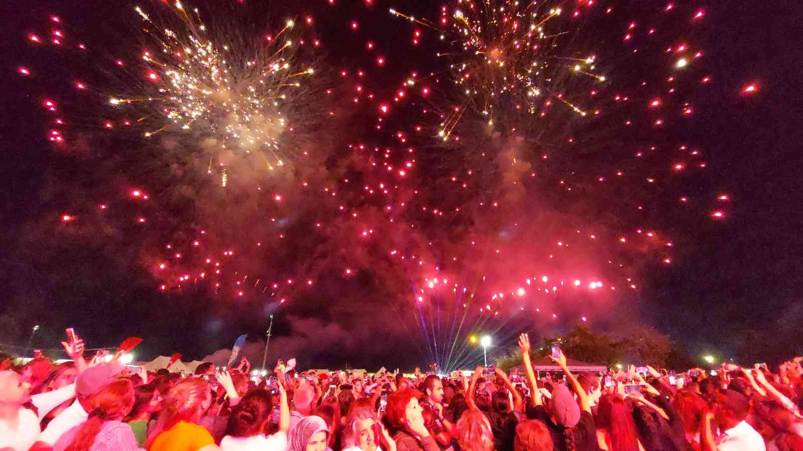 Havai fişek ve lazer ışık gösterisi geceyi gündüze çevirdi Tekirdağ’ın Süleymanpaşa ilçesinde 56’ncı Uluslararası Kiraz Festivalinde gece saatlerinde düzenlenen havai fişek ve lazer ışık gösterisi Çin’in ...