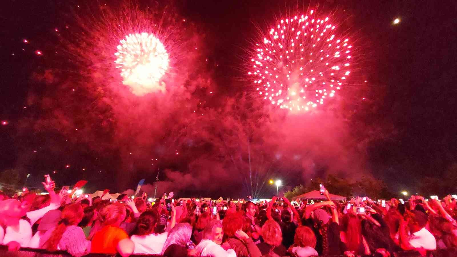 Havai fişek ve lazer ışık gösterisi geceyi gündüze çevirdi Tekirdağ’ın Süleymanpaşa ilçesinde 56’ncı Uluslararası Kiraz Festivalinde gece saatlerinde düzenlenen havai fişek ve lazer ışık gösterisi Çin’in ...