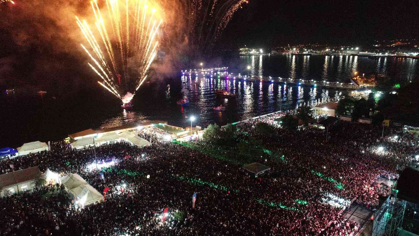 Havai fişek ve lazer ışık gösterisi geceyi gündüze çevirdi Tekirdağ’ın Süleymanpaşa ilçesinde 56’ncı Uluslararası Kiraz Festivalinde gece saatlerinde düzenlenen havai fişek ve lazer ışık gösterisi Çin’in ...