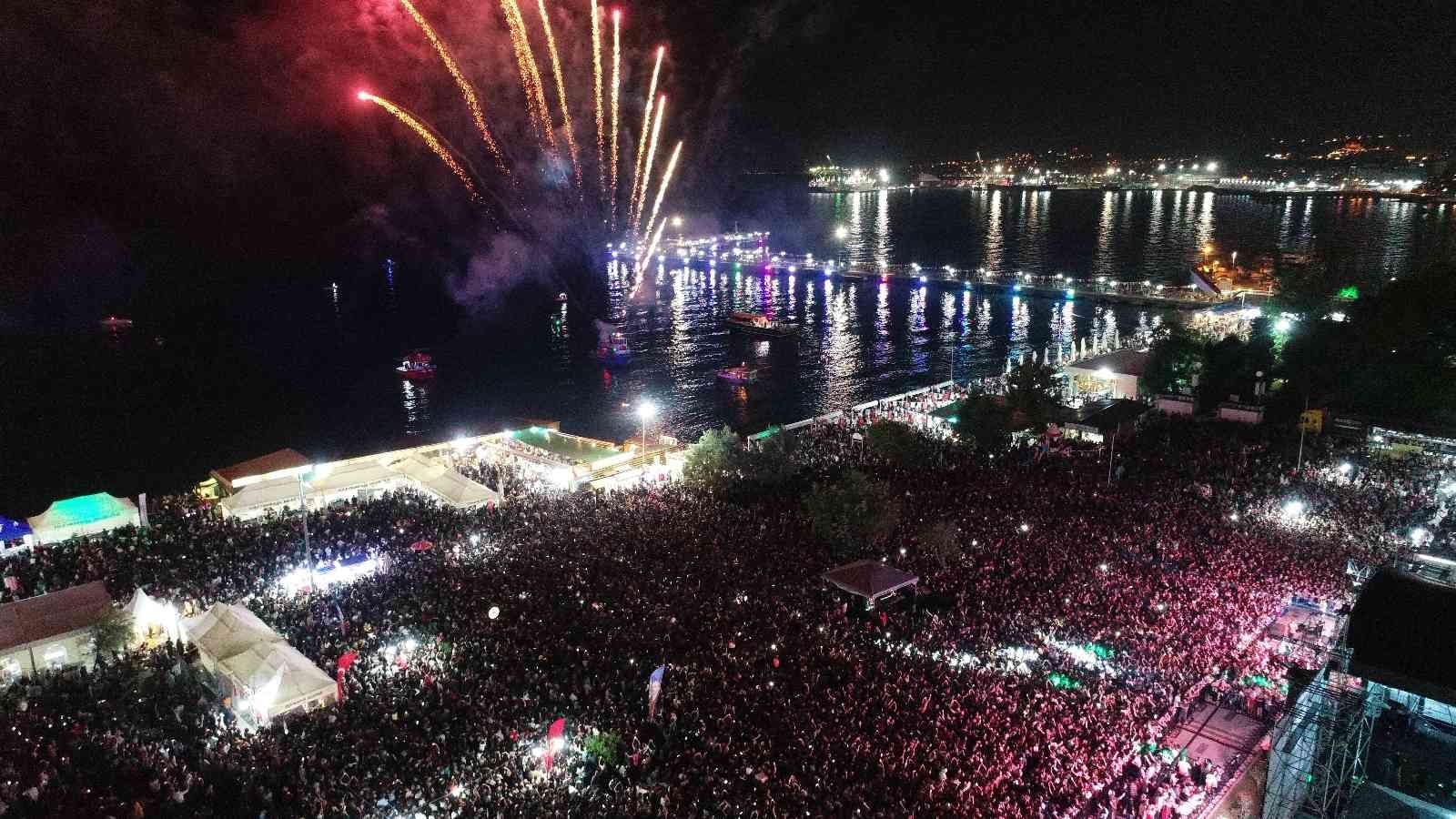 Havai fişek ve lazer ışık gösterisi geceyi gündüze çevirdi Tekirdağ’ın Süleymanpaşa ilçesinde 56’ncı Uluslararası Kiraz Festivalinde gece saatlerinde düzenlenen havai fişek ve lazer ışık gösterisi Çin’in ...