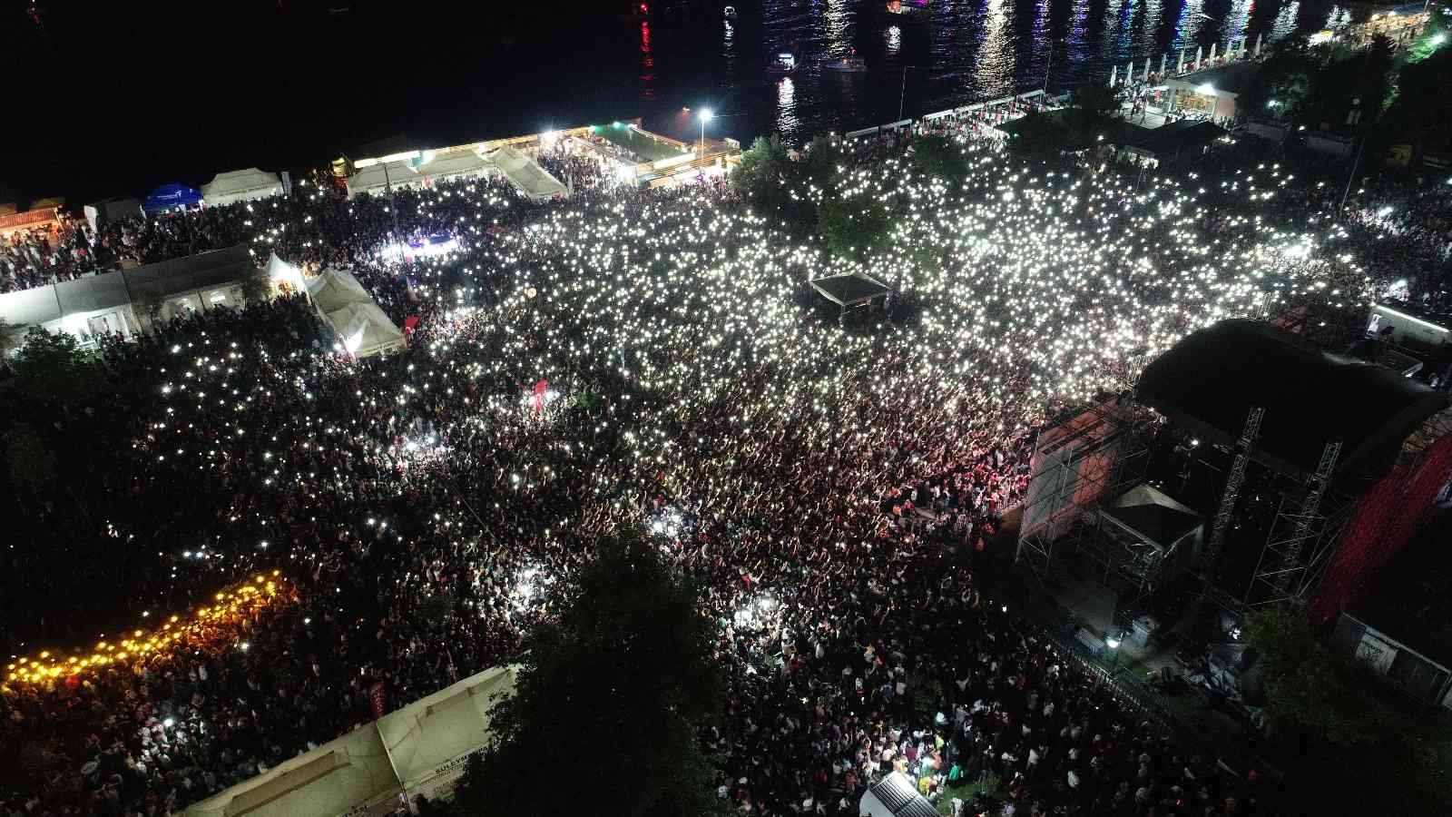 Havai fişek ve lazer ışık gösterisi geceyi gündüze çevirdi Tekirdağ’ın Süleymanpaşa ilçesinde 56’ncı Uluslararası Kiraz Festivalinde gece saatlerinde düzenlenen havai fişek ve lazer ışık gösterisi Çin’in ...