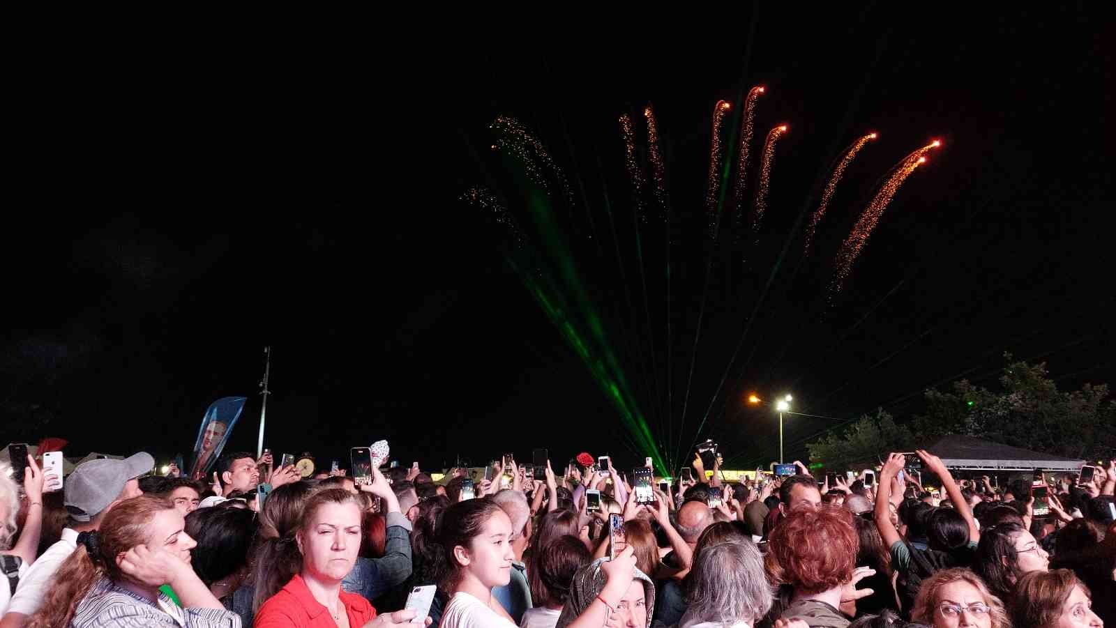 Havai fişek ve lazer ışık gösterisi geceyi gündüze çevirdi Tekirdağ’ın Süleymanpaşa ilçesinde 56’ncı Uluslararası Kiraz Festivalinde gece saatlerinde düzenlenen havai fişek ve lazer ışık gösterisi Çin’in ...