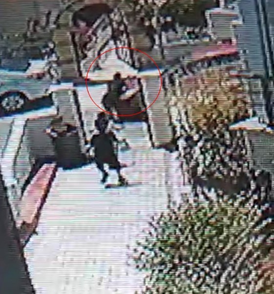 Havlayan köpekten korkup kaçan çocuğa araba çarptı Tekirdağ’da site bahçesinde köpeğin havlaması üzerine kaçan çocuğa araba çarptı. Olay, Çorlu ilçesi Yenice Mahallesi’nde meydana geldi. Edinilen ...