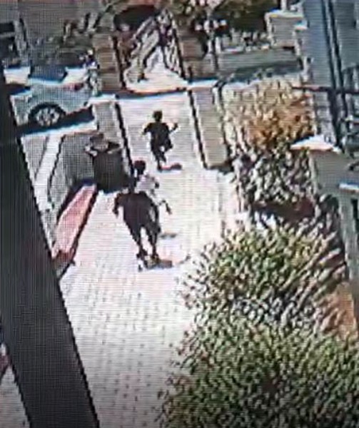 Havlayan köpekten korkup kaçan çocuğa araba çarptı Tekirdağ’da site bahçesinde köpeğin havlaması üzerine kaçan çocuğa araba çarptı. Olay, Çorlu ilçesi Yenice Mahallesi’nde meydana geldi. Edinilen ...