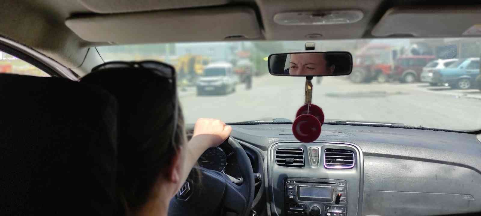 İlçenin ilk ve tek bayan şoförü Bursa’nın Harmancık ilçesinin ilk ve tek bayan şoförü yolların tozunu atıyor. Yıllardır aynı ilçede yaşayan Hülya Çelik, üniversiteyi bitirdikten ...