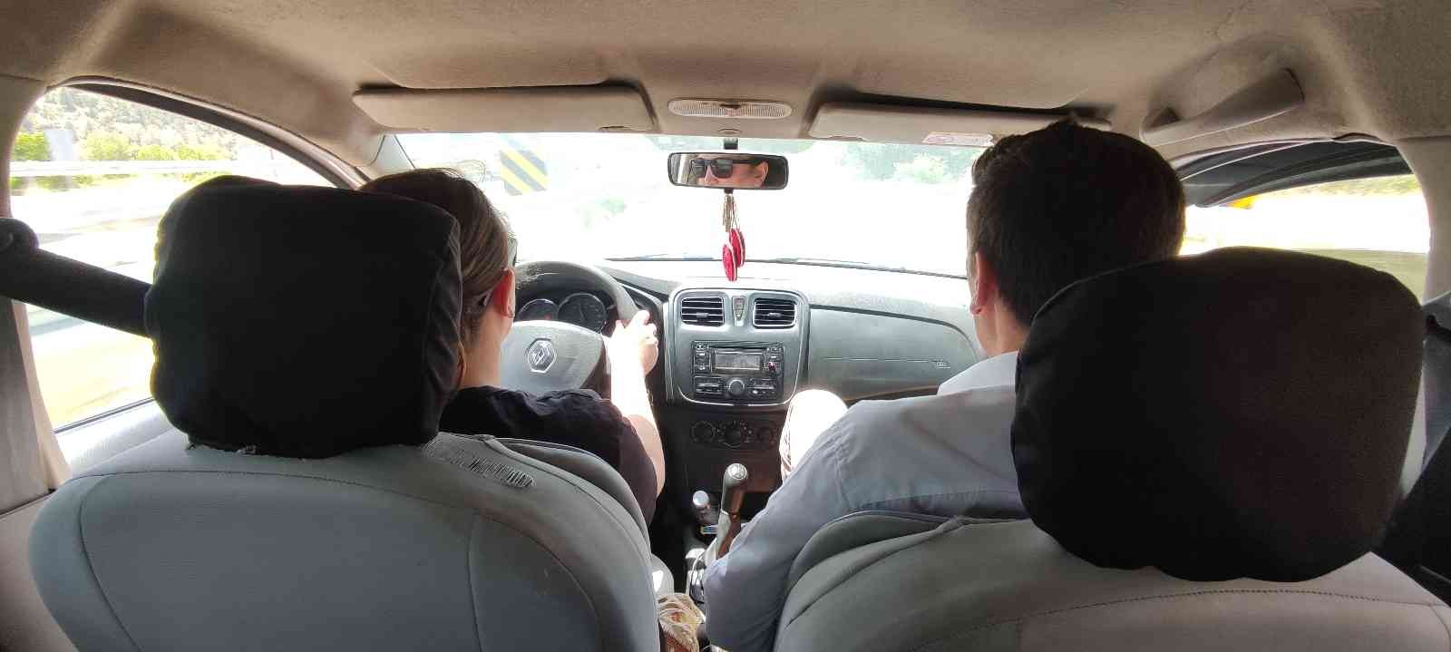 İlçenin ilk ve tek bayan şoförü Bursa’nın Harmancık ilçesinin ilk ve tek bayan şoförü yolların tozunu atıyor. Yıllardır aynı ilçede yaşayan Hülya Çelik, üniversiteyi bitirdikten ...