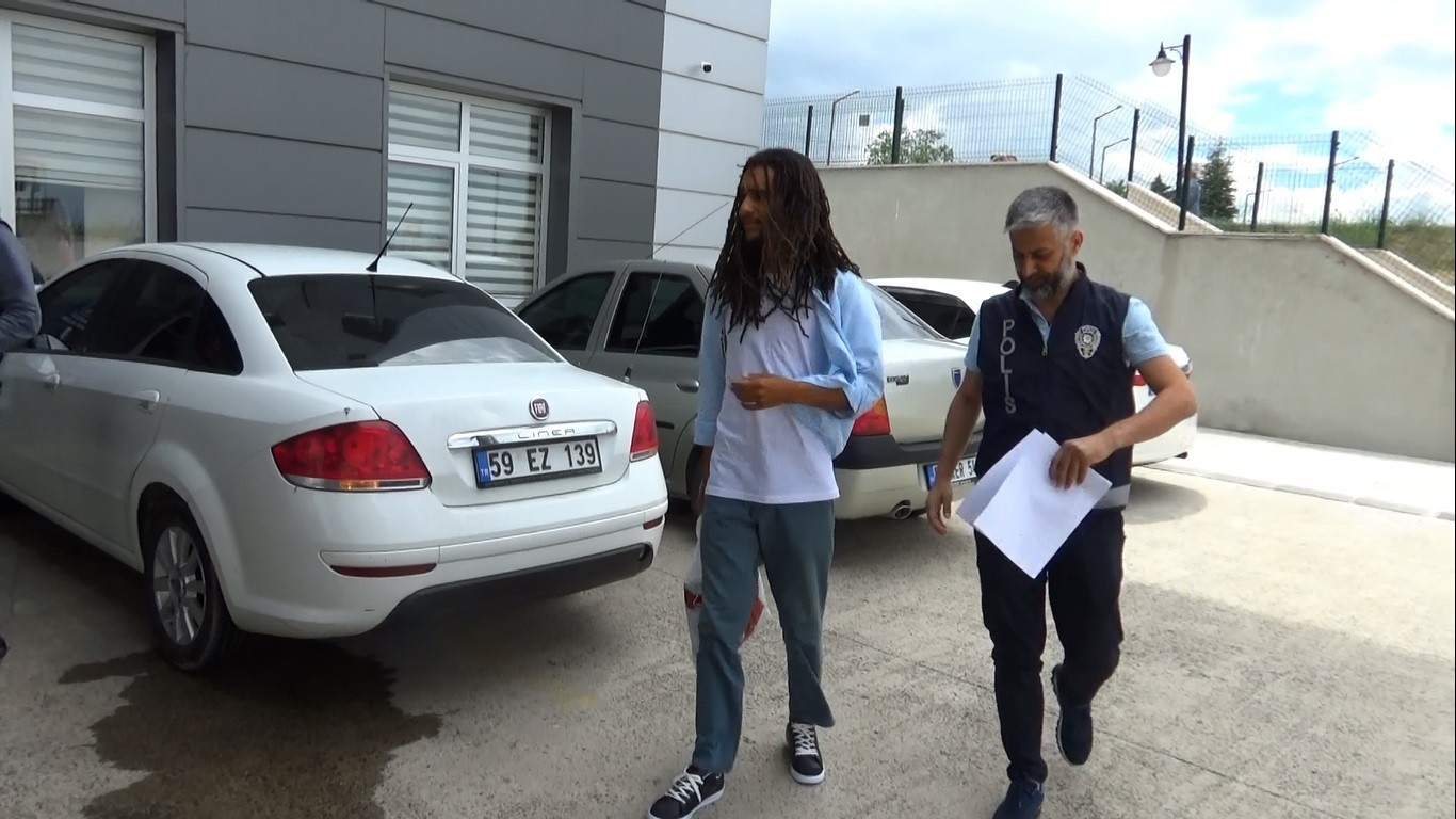 İngiltere’nin aradığı Joshua sınır dışı edilecek Tekirdağ’ın Muratlı ilçesinde şüpheli hareketleri üzerine gözaltına alınan şahsın 2,5 yıl önce İngiltere’de kaybolan ve bir daha kendisinden ...