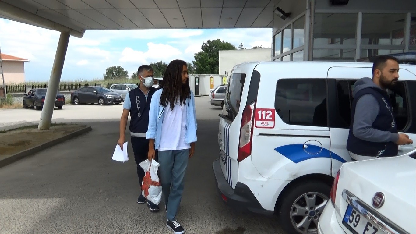 İngiltere’nin aradığı Joshua sınır dışı edilecek Tekirdağ’ın Muratlı ilçesinde şüpheli hareketleri üzerine gözaltına alınan şahsın 2,5 yıl önce İngiltere’de kaybolan ve bir daha kendisinden ...