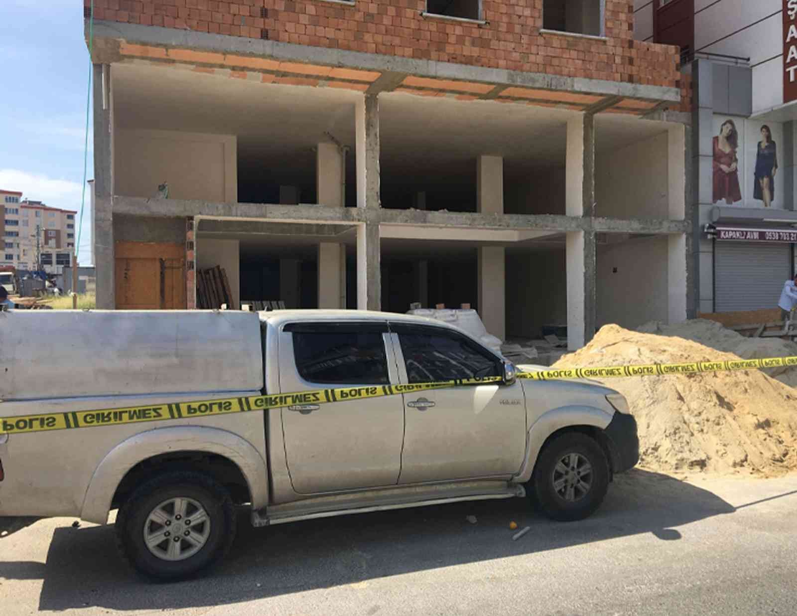 İnşaat işçilerinin kavgası kanlı bitti: 8 yaralı Tekirdağ’da bir inşaatta, işçiler arasında inşaat malzemeleri sebebiyle tartışma çıktı. Tartışma kısa sürede kavgaya dönüşürken, 8 kişi yaralandı ...