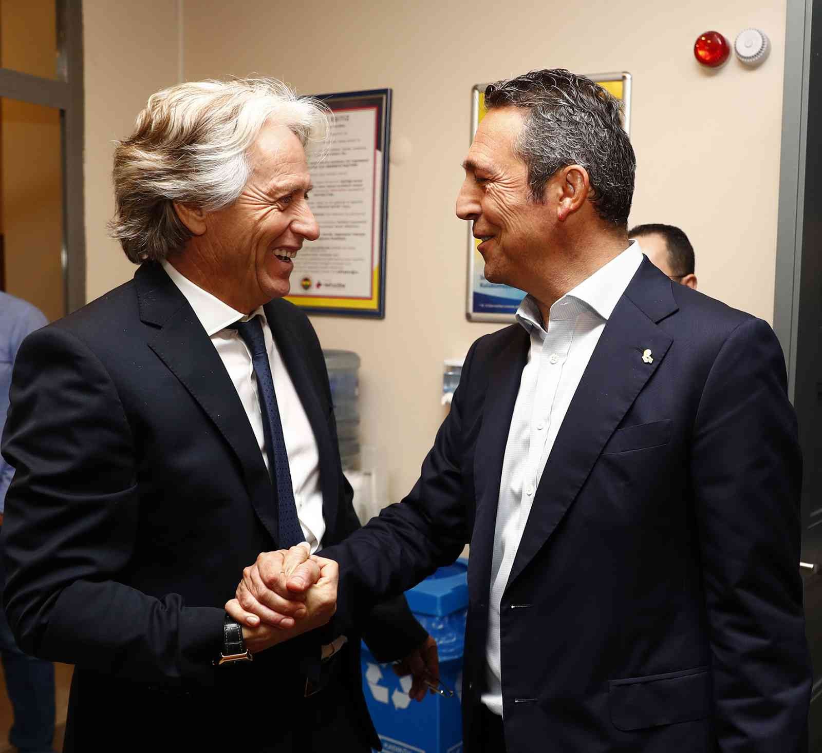 Jorge Jesus Kadıköy’de Fenerbahçe’nin yeni teknik direktörü Jorge Jesus, stadı gezdi. Sarı-lacivertli takımın yeni teknik direktörü Jorge Jesus, Fenerbahçe Başkanı Ali ...