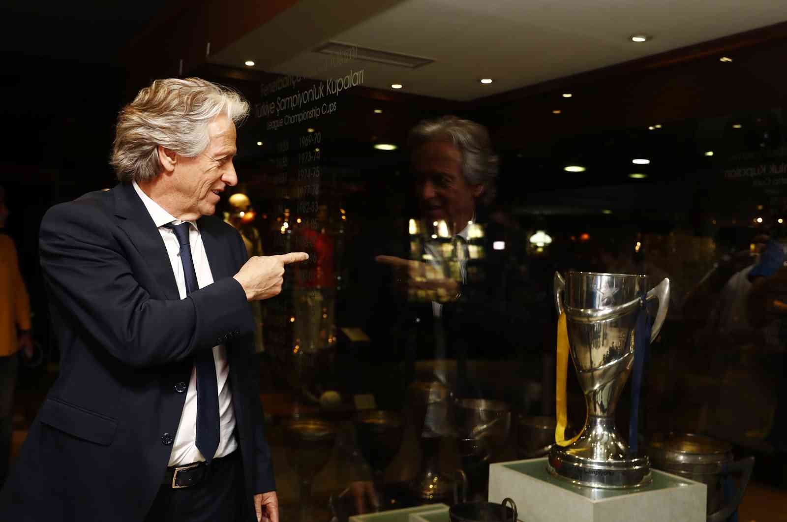 Jorge Jesus Kadıköy’de Fenerbahçe’nin yeni teknik direktörü Jorge Jesus, stadı gezdi. Sarı-lacivertli takımın yeni teknik direktörü Jorge Jesus, Fenerbahçe Başkanı Ali ...