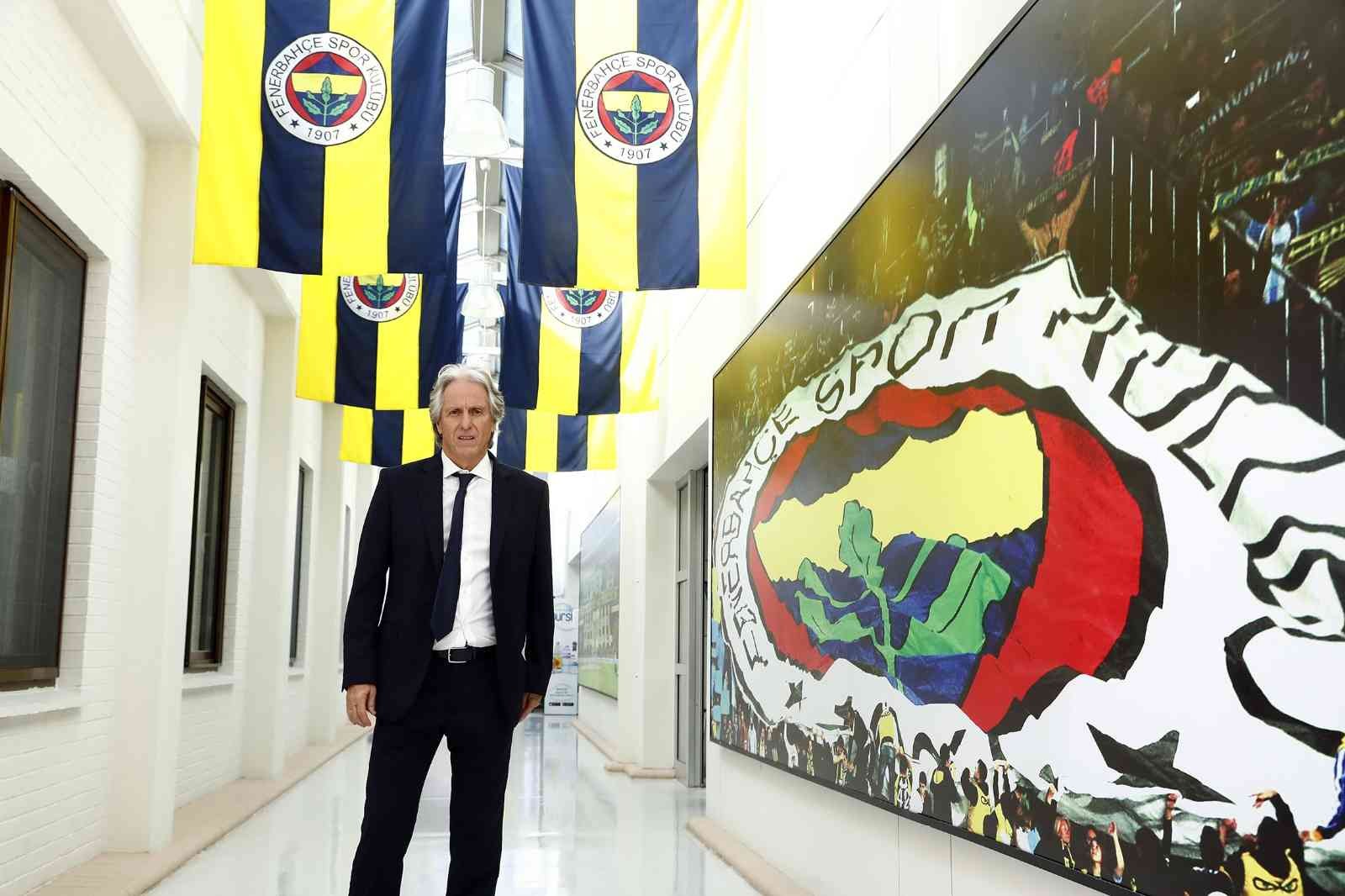Jorge Jesus, Samandıra Tesisleri’ni gezdi Fenerbahçe’nin görüşmelerini sürdürdüğü Portekizli Teknik Direktör Jorge Jesus, Samandıra Can Bartu Tesisleri’ni gezdi. Fenerbahçe tarafından ...