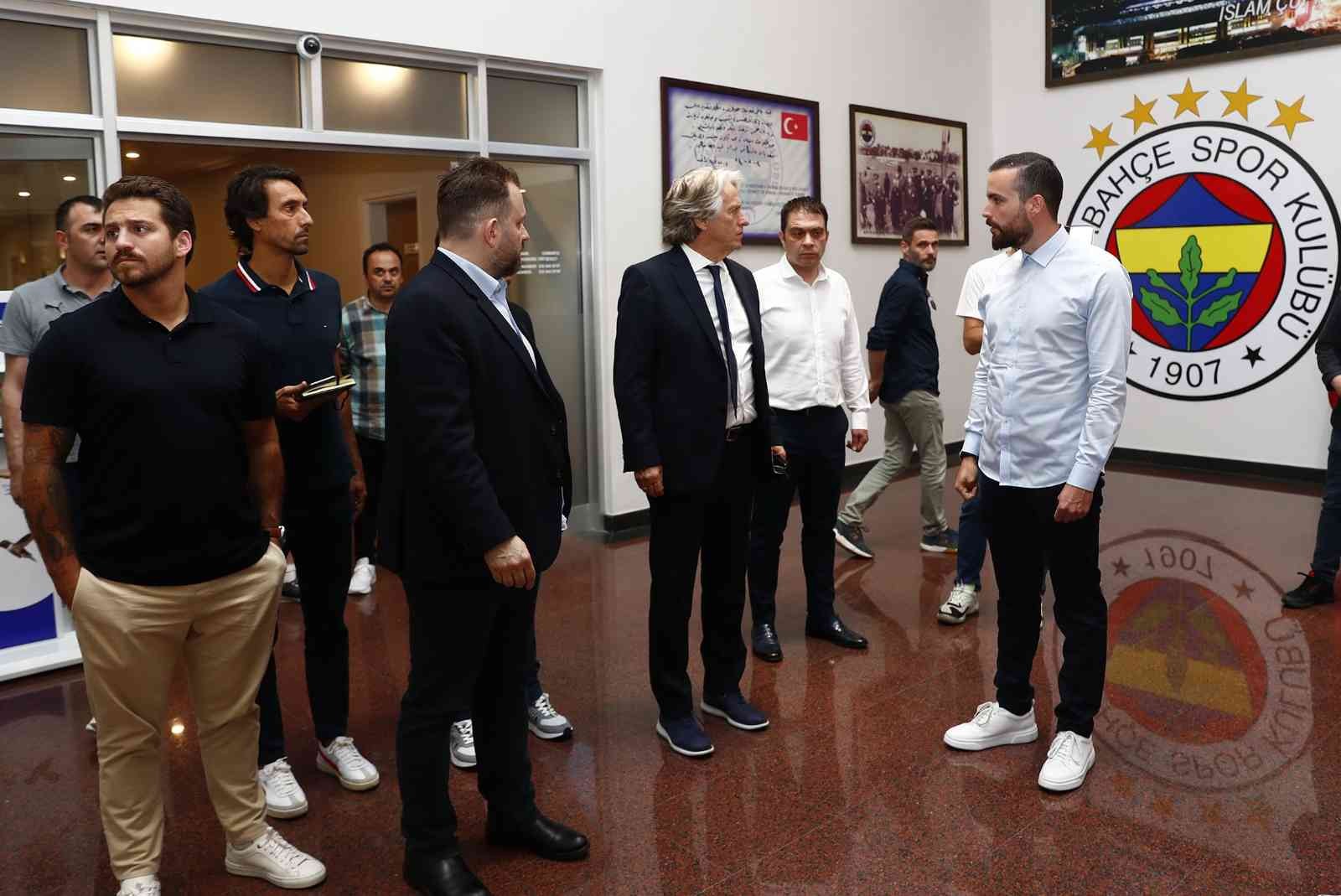 Jorge Jesus, Samandıra Tesisleri’ni gezdi Fenerbahçe’nin görüşmelerini sürdürdüğü Portekizli Teknik Direktör Jorge Jesus, Samandıra Can Bartu Tesisleri’ni gezdi. Fenerbahçe tarafından ...