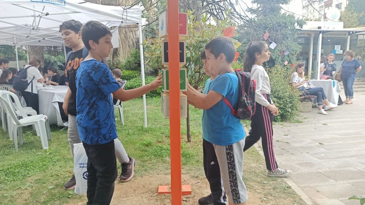 Kadıköy’de 5 gün sürecek Defne Park Çocuk Kitapları Şenliği başladı. Çok sayıda çocuğun katıldığı şenlikte, atölyelerden film gösterimine, imza ...