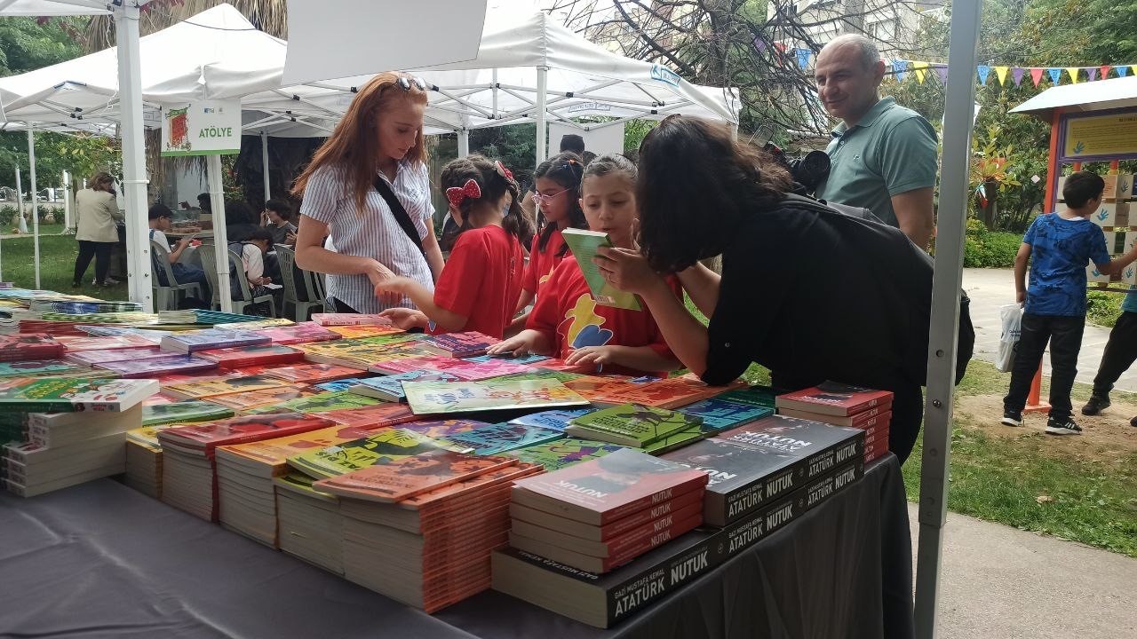 Kadıköy’de 5 gün sürecek Defne Park Çocuk Kitapları Şenliği başladı. Çok sayıda çocuğun katıldığı şenlikte, atölyelerden film gösterimine, imza ...