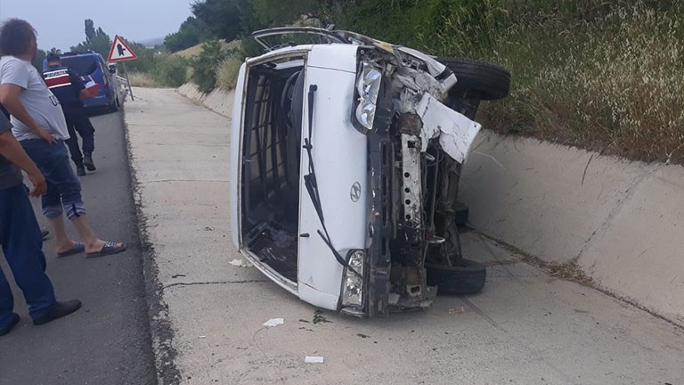 Kontrolden çıkan kamyonet su kanalına devrildi Edirne’nin Keşan ilçesinde sürücüsünün direksiyon hakimiyetini kaybettiği kamyonet su kanalına devrildi. Kazada yaralanan sürücü, ambulansla ...