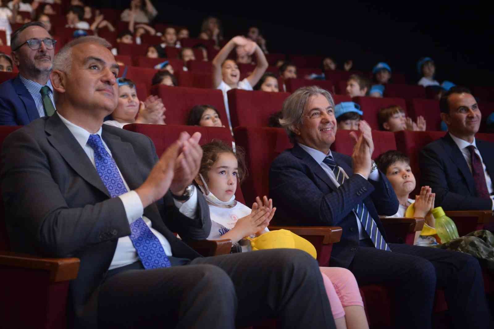 Kültür ve Turizm Bakanı Mehmet Nuri Ersoy, daha önce sinemaya gitmemiş çocuklarla birlikte film izledi. Bakan Ersoy, “Hedefimiz 1 milyon çocuğu ...