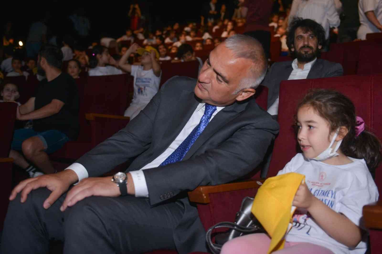 Kültür ve Turizm Bakanı Mehmet Nuri Ersoy, daha önce sinemaya gitmemiş çocuklarla birlikte film izledi. Bakan Ersoy, “Hedefimiz 1 milyon çocuğu ...