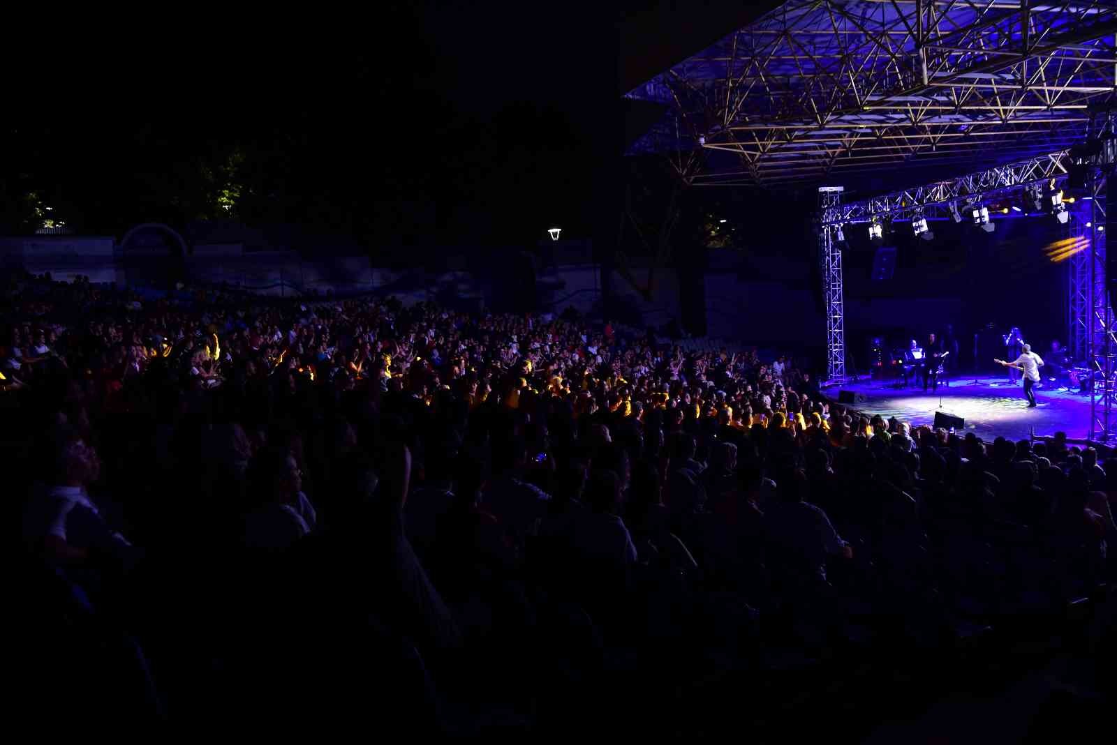 Pop müzik şarkıcısı Levent Yüksel, Bursalı hayranlarına şarkılarıyla unutulmaz bir gece yaşattı. Birbirinden özel şarkılarını Bursalılar için ...