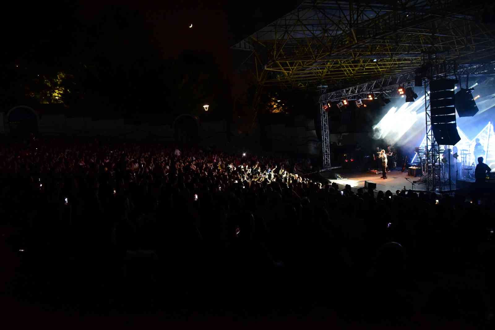 Bursa’da sahneye çıkan Mabel Matiz, şarkılarıyla hayranlarına unutulmaz bir gece yaşattı. Kendine has tarzı ve şarkılara getirdiği yorumlarla ...