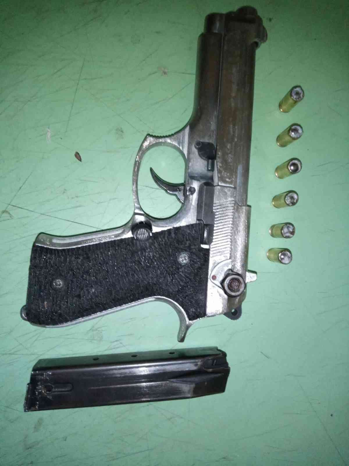 Marketten silahla soygun yapan şüpheli tutuklandı Tekirdağ’ın Ergene ilçesindeki bir marketten silahla soygun gerçekleştiren ve aynı gün Tekirdağ’ın Çorlu ilçesinde yakalanan şüpheli tutuklandı ...