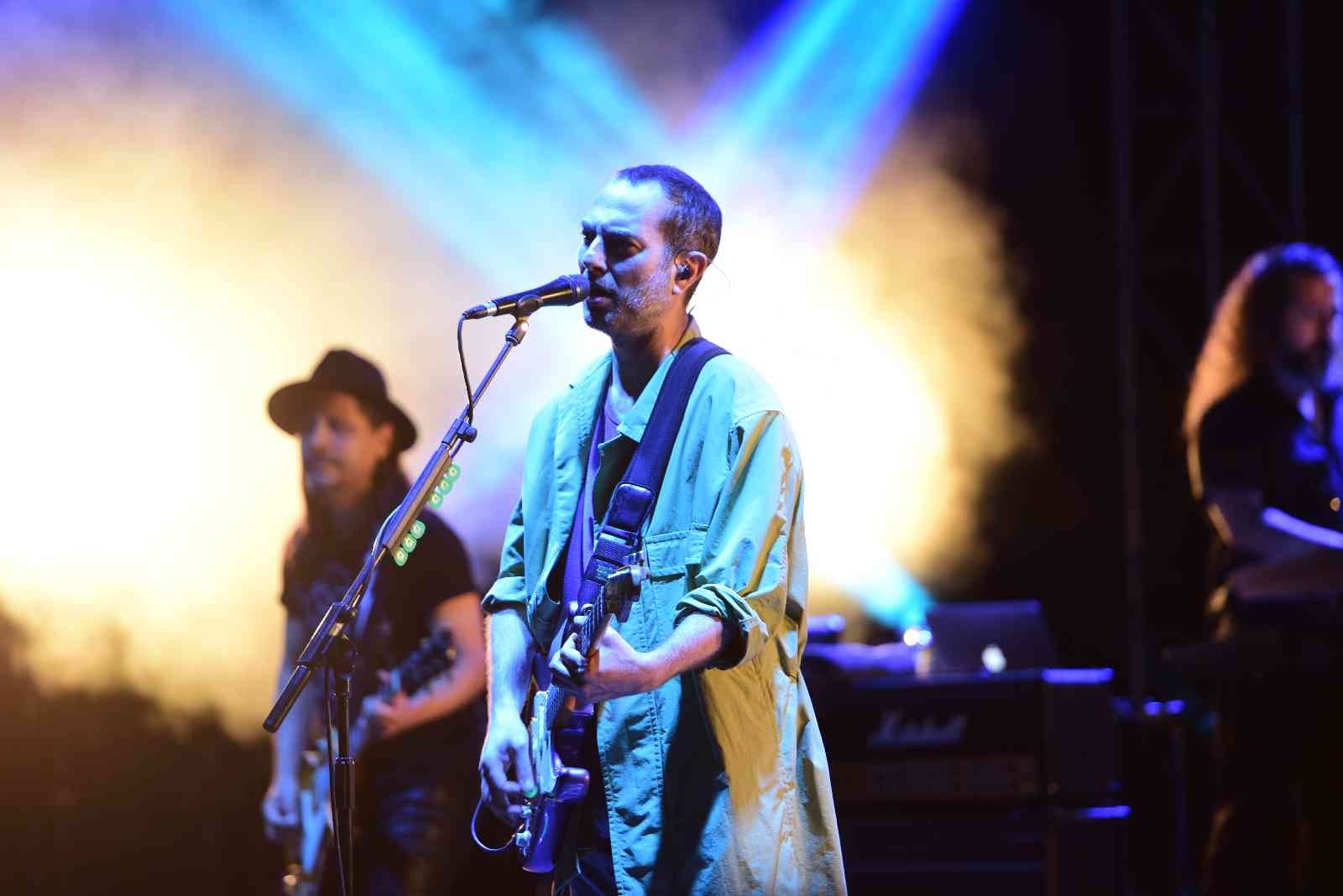 Ünlü rock grubu Mor ve Ötesi, Bursa Açıkhava Tiyatrosu’nda konser verdi. Hayalini kurdukları stat konserini Mayıs ayında İnönü Stadyumu’nda 35 ...