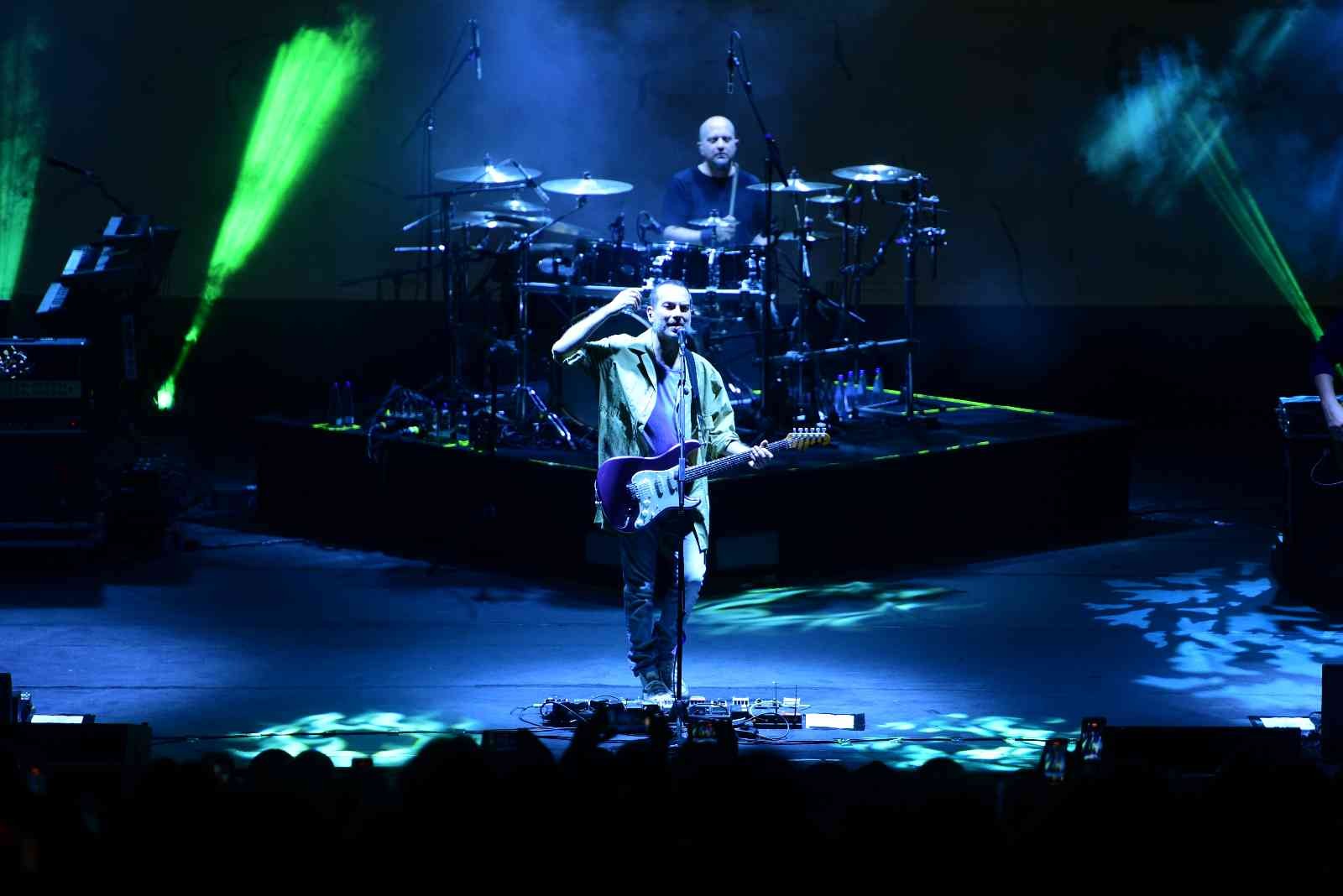Ünlü rock grubu Mor ve Ötesi, Bursa Açıkhava Tiyatrosu’nda konser verdi. Hayalini kurdukları stat konserini Mayıs ayında İnönü Stadyumu’nda 35 ...