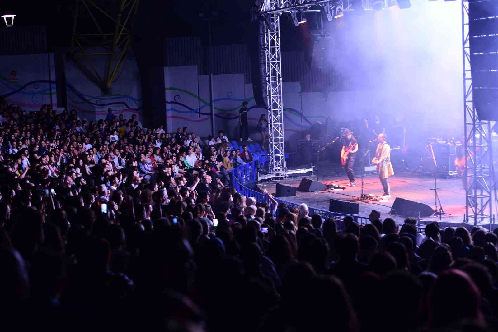 Ünlü rock grubu Mor ve Ötesi, Bursa Açıkhava Tiyatrosu’nda konser verdi. Hayalini kurdukları stat konserini Mayıs ayında İnönü Stadyumu’nda 35 ...