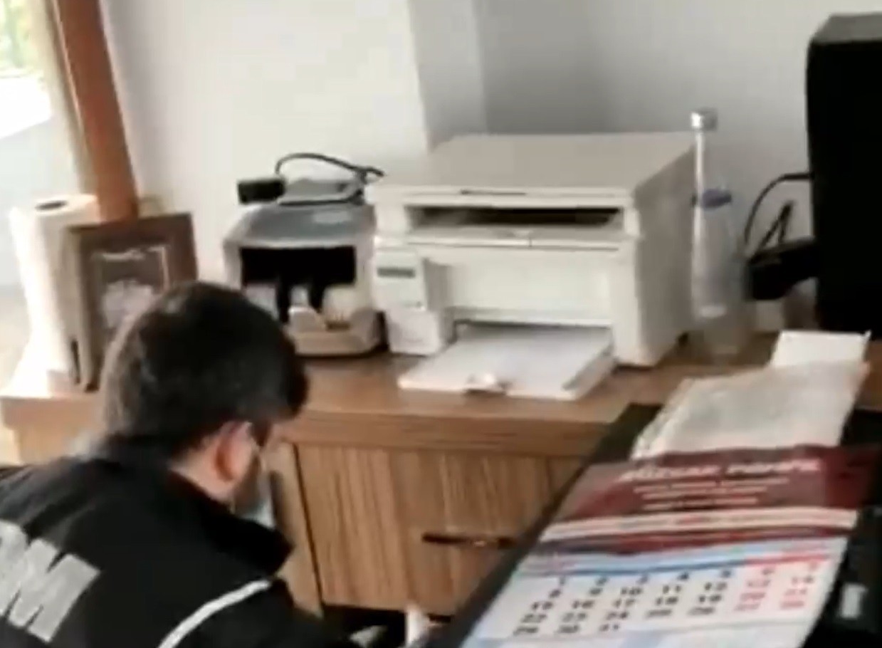 Sahte akaryakıt fişi satan şüpheliler tutuklandı Kocaeli başta olmak üzere 11 ilde sahte akaryakıt otomasyon fişleri basarak bunları para karşılığında satan 7 şüpheli tutuklandı. Kocaeli ...