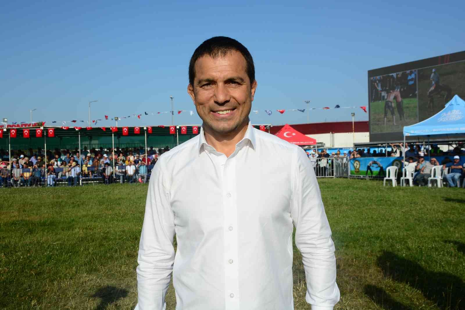 Türkiye Güreş Federasyonu Başkanı Şeref Eroğlu, Kocaeli’de düzenlenen güreş organizasyonuna katıldı. Türkiye’nin güreşte oldukça başarılı ...