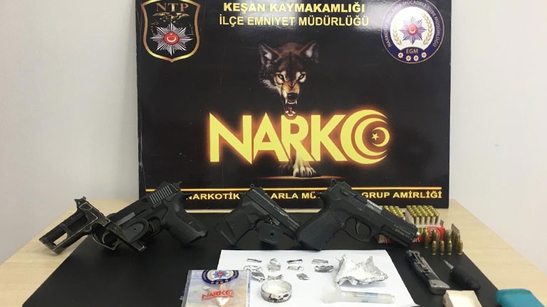 Şüphe üzerinde durdurulan şahısların üzerinden mini cephanelik çıktı Edirne’nin Keşan şüpheli iki kişiyi durduran polis, şahıslar üzerinde çok sayıda silah ve uyuşturucu yakaladı. Üzerlerinden otomobil anahtarından ...