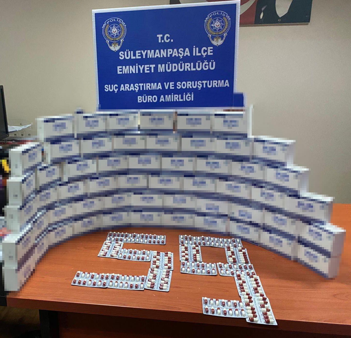 Şüpheli araçtan binlerce uyuşturucu ilaç ele geçirildi Tekirdağ’ın Süleymanpaşa ilçesinde durdurulan şüpheli araçtan, 3 bin 80 adet uyuşturucu madde niteliği taşıyan yeşil reçeteli sentetik hap ele ...