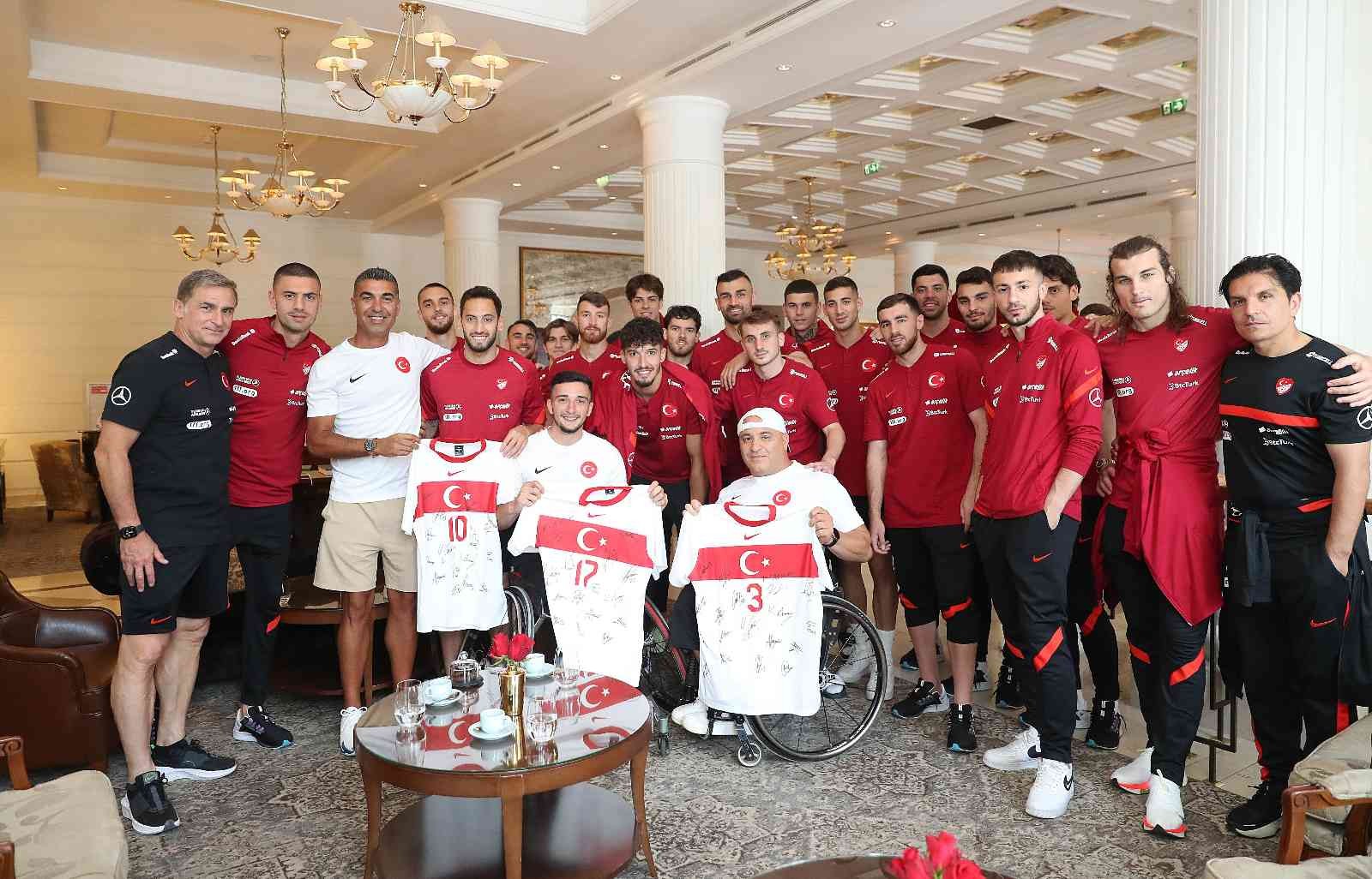 Tekerlekli Sandalye Tenis Milli Takımı’ndan, A Milli Takım’a ziyaret Litvanya’nın başkenti Vilnius’ta uluslararası bir turnuvaya katılan Tekerlekli Sandalye Tenis Milli Takımı oyuncuları, yarın akşam UEFA Uluslar ...