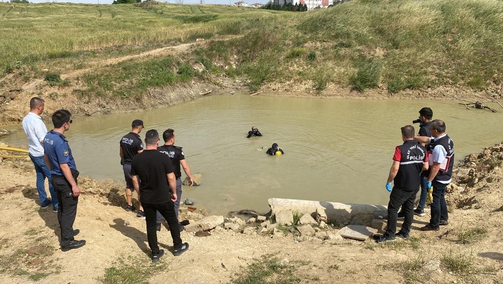 Tekirdağ’da 14 yaşındaki çocuk serinlemek için girdiği gölette boğuldu Tekirdağ’da suyla dolu küçük bir gölete serinlemek için giren 14 yaşındaki çocuk boğularak hayatını kaybetti. Olay, Nusratiye Mahallesi Alaybey ...