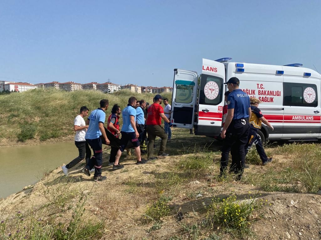 Tekirdağ’da 14 yaşındaki çocuk serinlemek için girdiği gölette boğuldu Tekirdağ’da suyla dolu küçük bir gölete serinlemek için giren 14 yaşındaki çocuk boğularak hayatını kaybetti. Olay, Nusratiye Mahallesi Alaybey ...