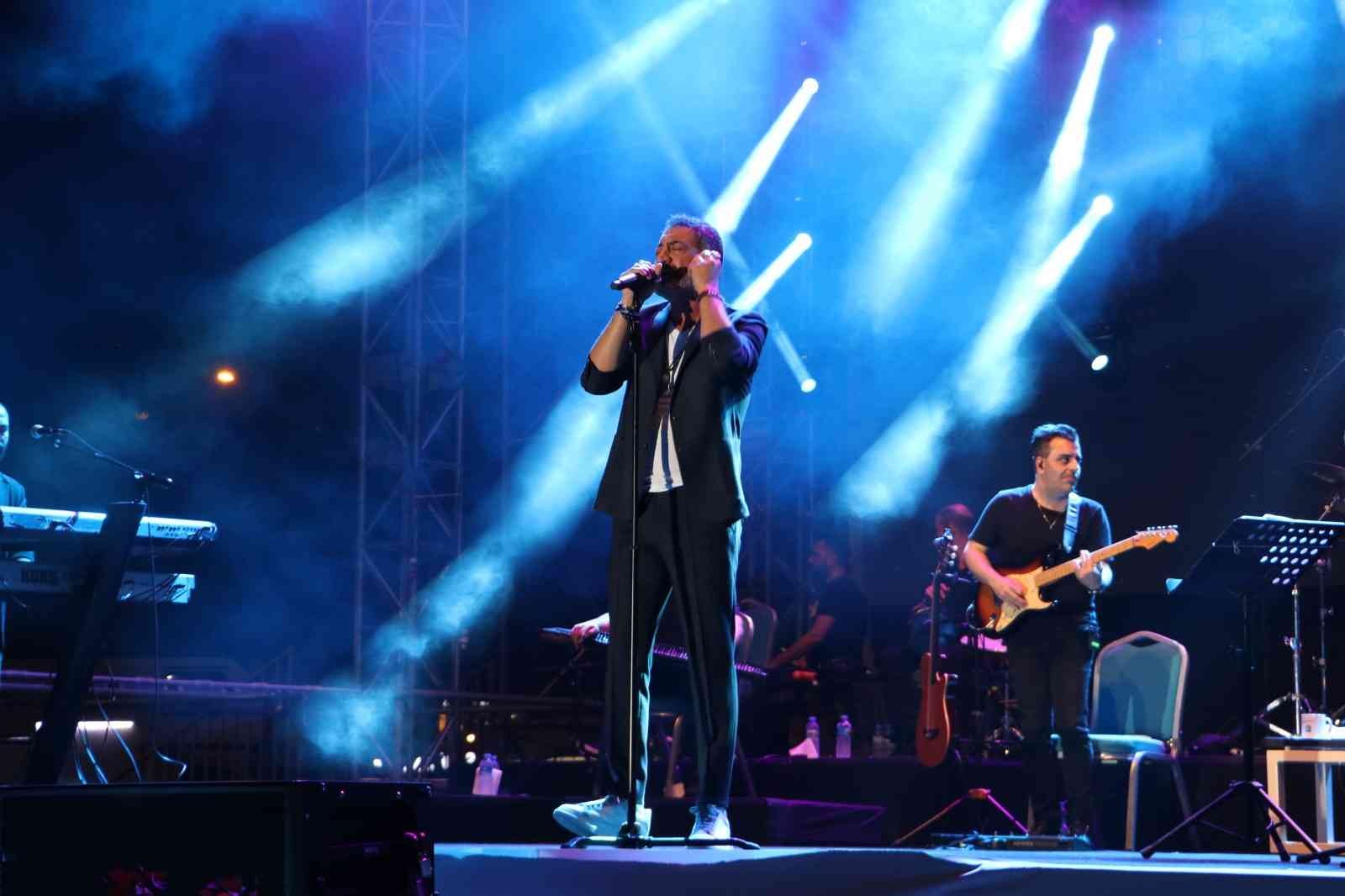 Tekirdağ’da Altun rüzgarı: Konser alanını dolduran vatandaşlar havadan görüntülendi Tekirdağ’ın Süleymanpaşa ilçesinde 56’ncı Uluslararası Kiraz Festivalinde konser veren Hakan Altun sevenlerine unutulmaz bir gece yaşattı ...