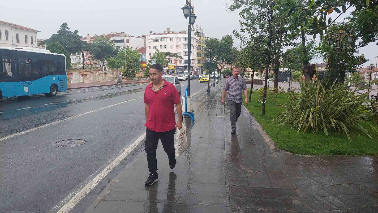 Tekirdağ’da sağanak yağış sonrası güneş Meteoroloji Genel Müdürlüğünün uyarılarından sonra Tekirdağ’da etkili olan sağanak yağış, öğle saatlerinde yerini güneşli havaya bıraktı ...