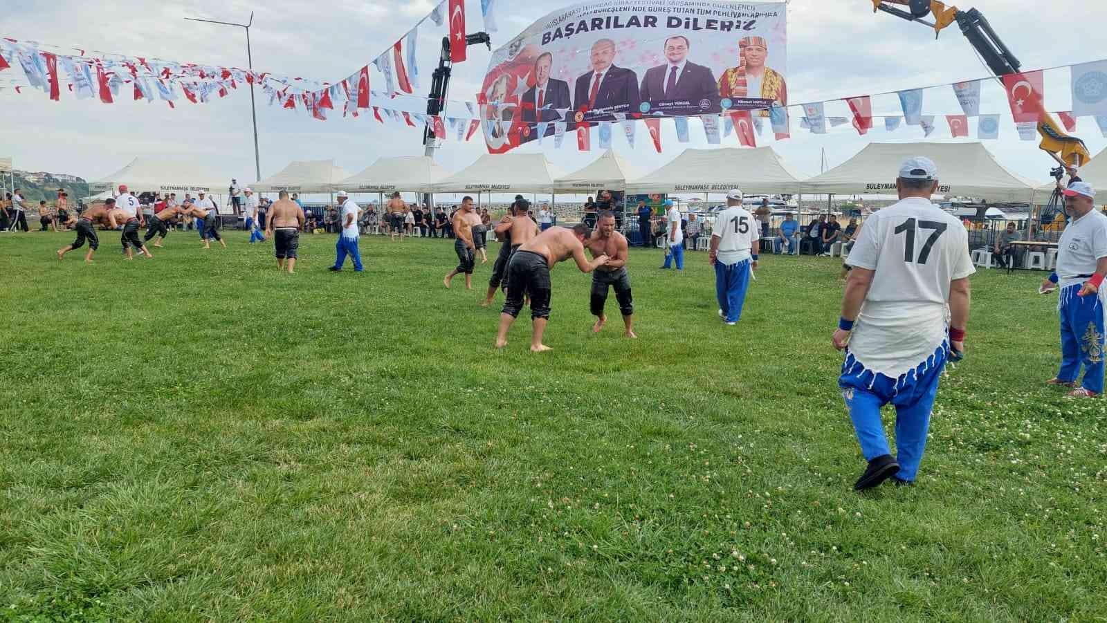 Tekirdağ’da yağlı güreşler başladı Tekirdağ’da 56. Uluslararası Kiraz Festivali çerçevesinde 400 güreşçinin katılımıyla düzenlenen Hüseyin Pehlivan Yağlı Güreşleri başladı ...