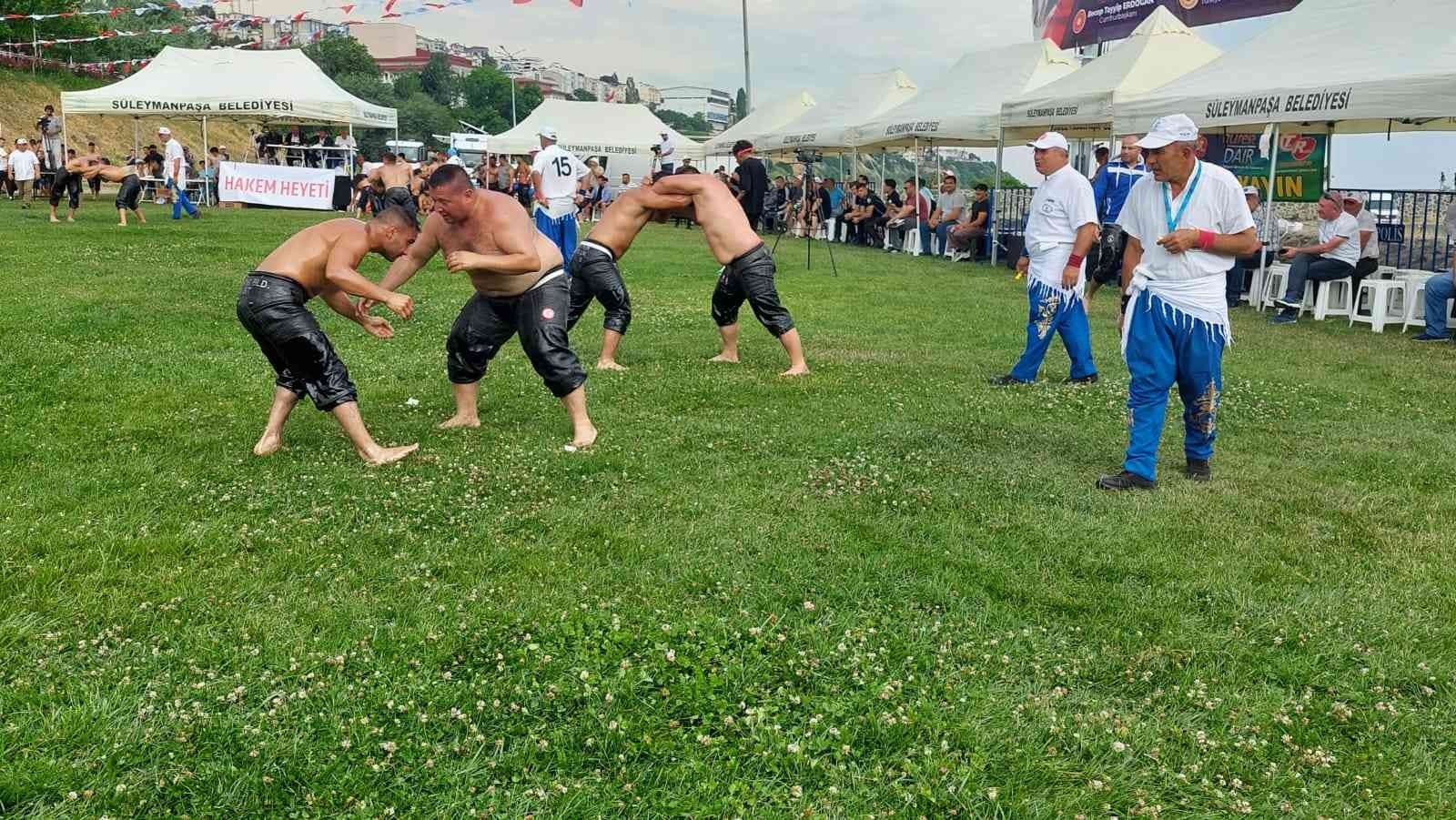 Tekirdağ’da yağlı güreşler başladı Tekirdağ’da 56. Uluslararası Kiraz Festivali çerçevesinde 400 güreşçinin katılımıyla düzenlenen Hüseyin Pehlivan Yağlı Güreşleri başladı ...