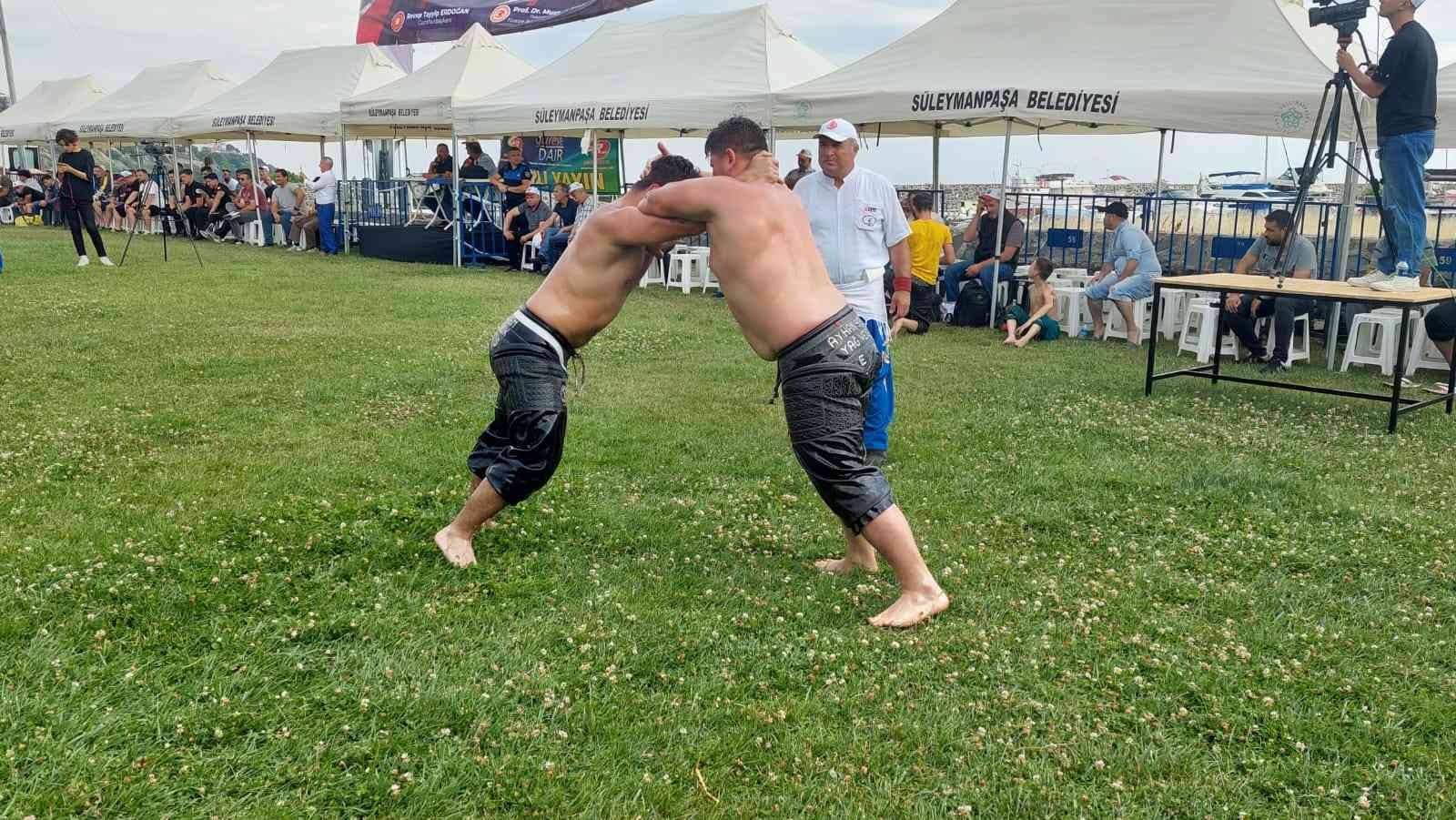 Tekirdağ’da yağlı güreşler başladı Tekirdağ’da 56. Uluslararası Kiraz Festivali çerçevesinde 400 güreşçinin katılımıyla düzenlenen Hüseyin Pehlivan Yağlı Güreşleri başladı ...