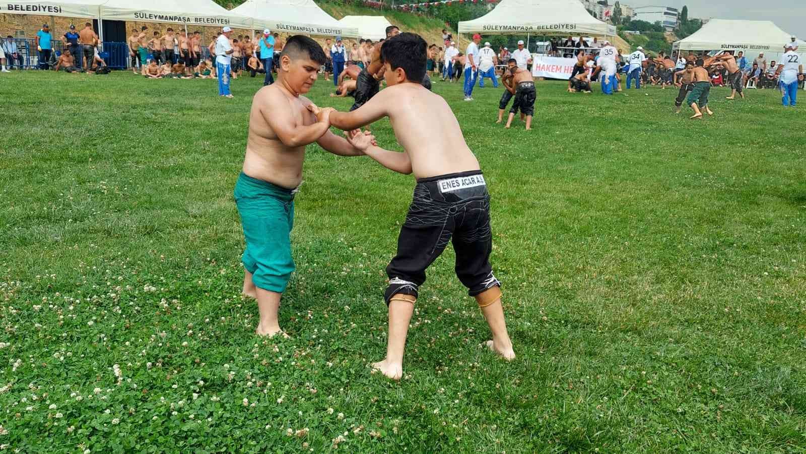 Tekirdağ’da yağlı güreşler başladı Tekirdağ’da 56. Uluslararası Kiraz Festivali çerçevesinde 400 güreşçinin katılımıyla düzenlenen Hüseyin Pehlivan Yağlı Güreşleri başladı ...