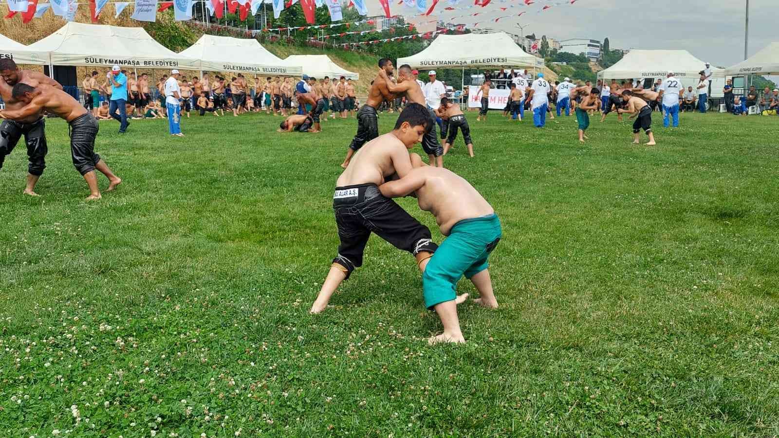 Tekirdağ’da yağlı güreşler başladı Tekirdağ’da 56. Uluslararası Kiraz Festivali çerçevesinde 400 güreşçinin katılımıyla düzenlenen Hüseyin Pehlivan Yağlı Güreşleri başladı ...