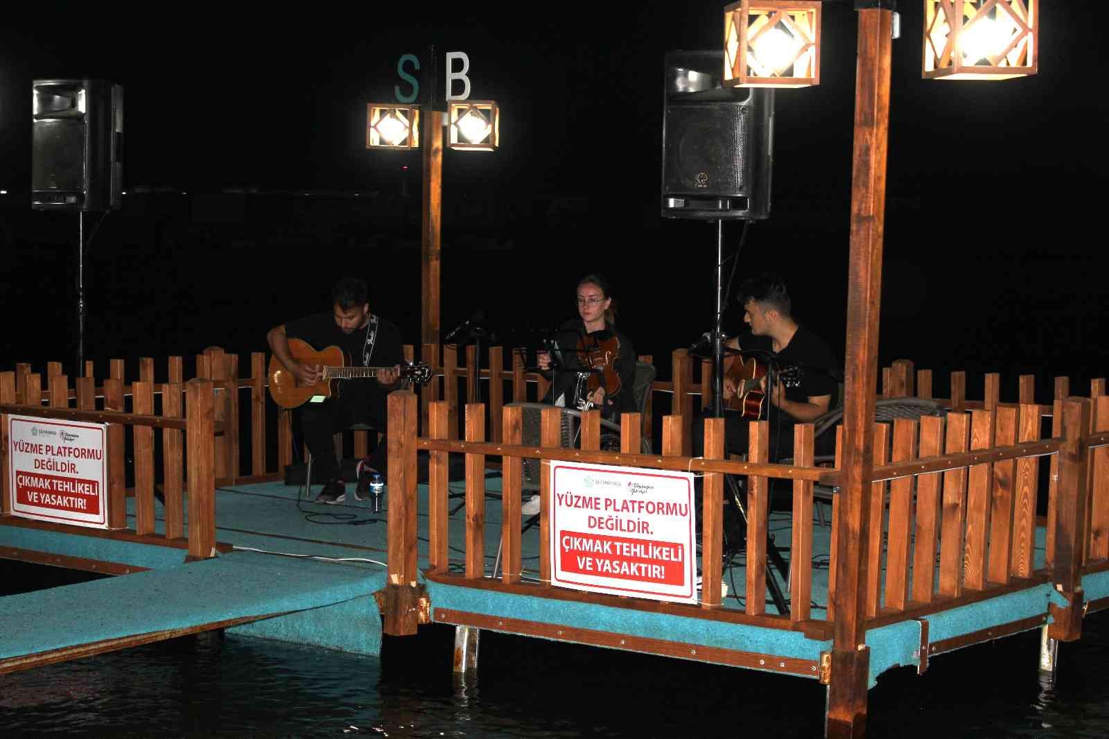 Tekirdağlılar sahilde canlı müziğin tadını çıkarıyor Tekirdağ’da sahile kurulan platform üzerine canlı müzik yapan gençler, vatandaşlara keyifli anlar yaşatıyor. Tekirdağ’ın Süleymanpaşa ilçesinde ...