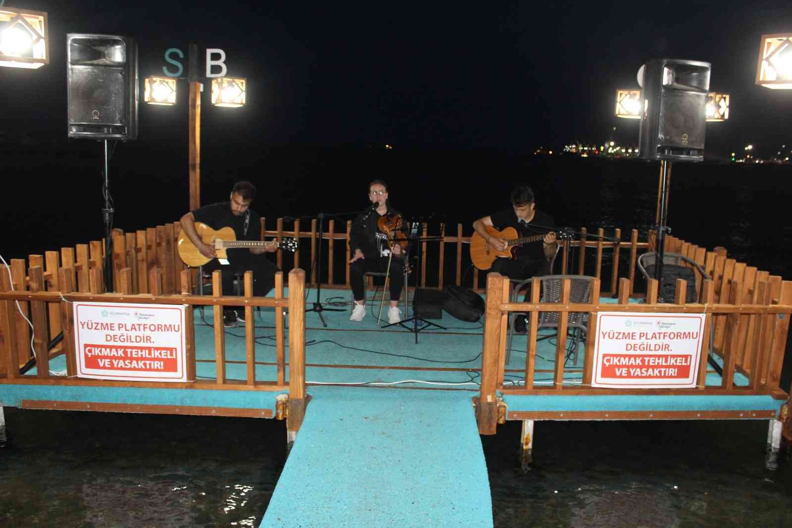 Tekirdağlılar sahilde canlı müziğin tadını çıkarıyor Tekirdağ’da sahile kurulan platform üzerine canlı müzik yapan gençler, vatandaşlara keyifli anlar yaşatıyor. Tekirdağ’ın Süleymanpaşa ilçesinde ...