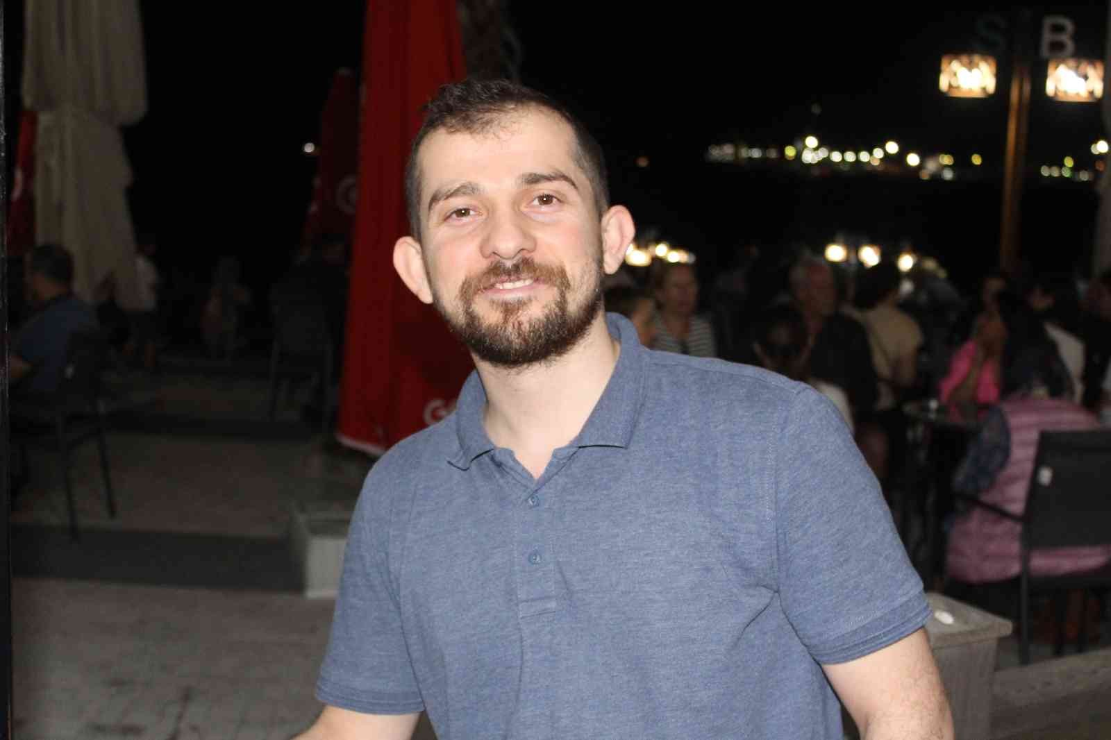 Tekirdağlılar sahilde canlı müziğin tadını çıkarıyor Tekirdağ’da sahile kurulan platform üzerine canlı müzik yapan gençler, vatandaşlara keyifli anlar yaşatıyor. Tekirdağ’ın Süleymanpaşa ilçesinde ...