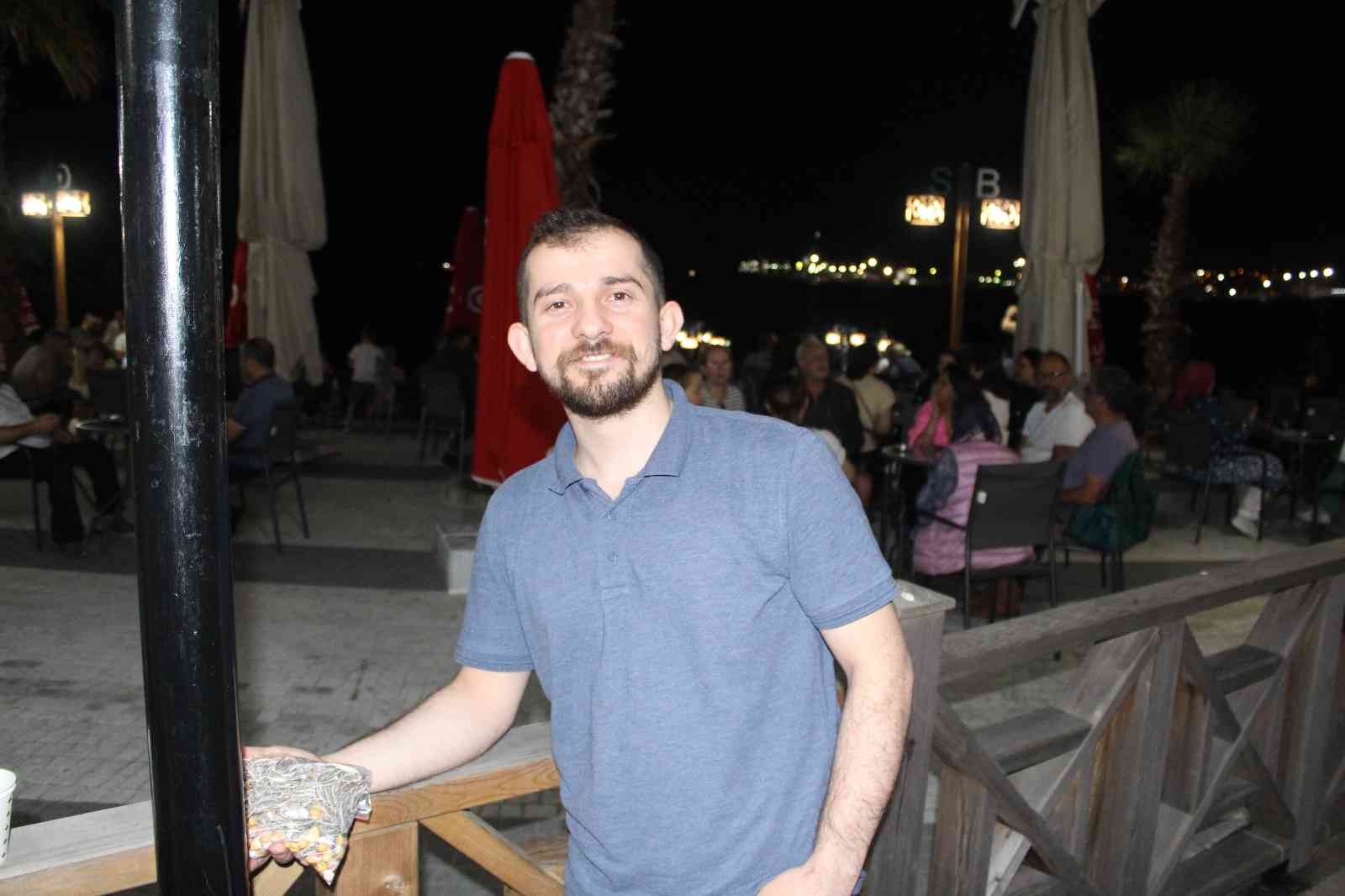 Tekirdağlılar sahilde canlı müziğin tadını çıkarıyor Tekirdağ’da sahile kurulan platform üzerine canlı müzik yapan gençler, vatandaşlara keyifli anlar yaşatıyor. Tekirdağ’ın Süleymanpaşa ilçesinde ...